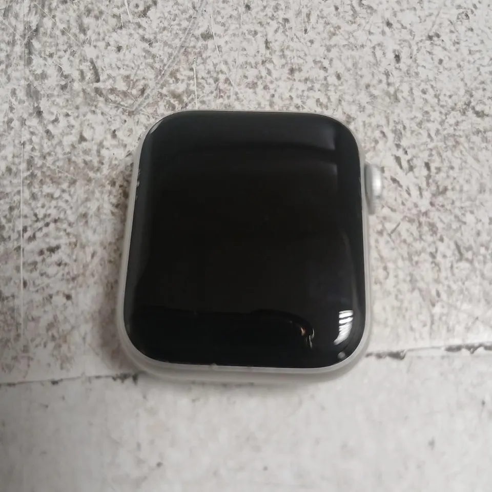 APPLE SERIES 6 SMARTWATCH WITH SQUARE DISPLAY, SILVER CASE & BLACK SCREEN