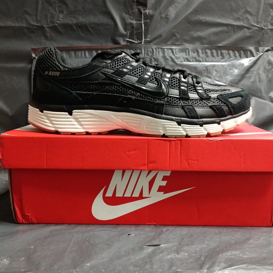 BOXED PAIR OF NIKE P-6000 TRAINERS IN BLACK SIZE UK 11