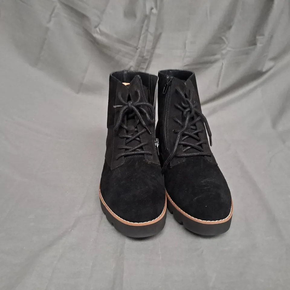 PAIR OF VIONIC LARSON LACE UP BOOTS IN BLACK SIZE 5