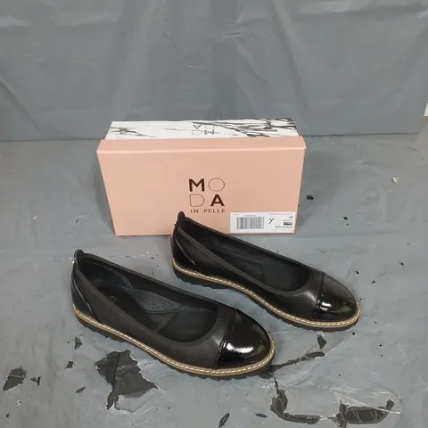 BOXED PAIR OF MODA IN PELLE EGLETON BLACK LEATHER TOE CAP CLEATED BALLERINA SIZE 40