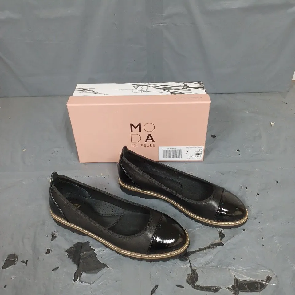 BOXED PAIR OF MODA IN PELLE EGLETON BLACK LEATHER TOE CAP CLEATED BALLERINA SIZE 40