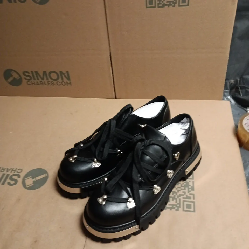 KOI HIDDEN IN SOLITUDE BLACK LEATHER SHOES – UK 9 (KA00488-UK9)