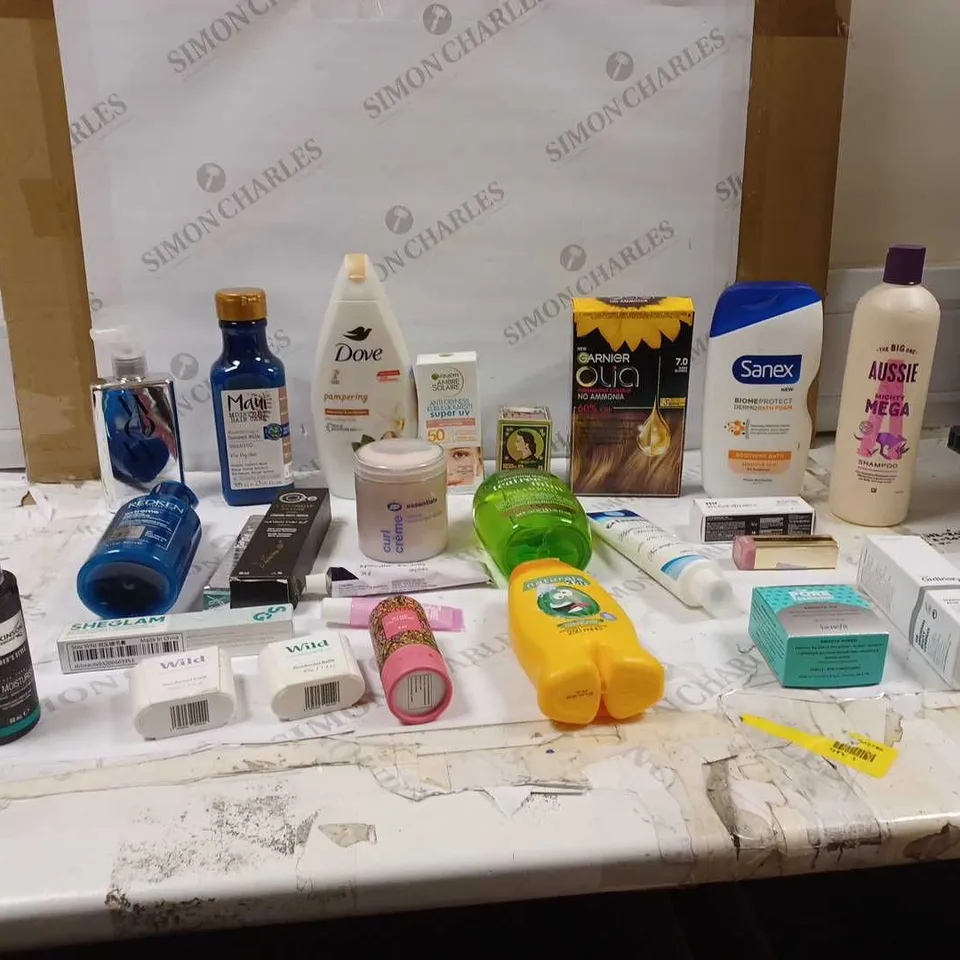 LOT OF APPROXIMATELY 20 HEALTH AND BEAUTY ITEMS TO INCLUDE DOVE PAMPERING, WILKINSONS FACE MOISTURIZER, AND THE ORDINARY HYDRATORS AND OILS ETC.