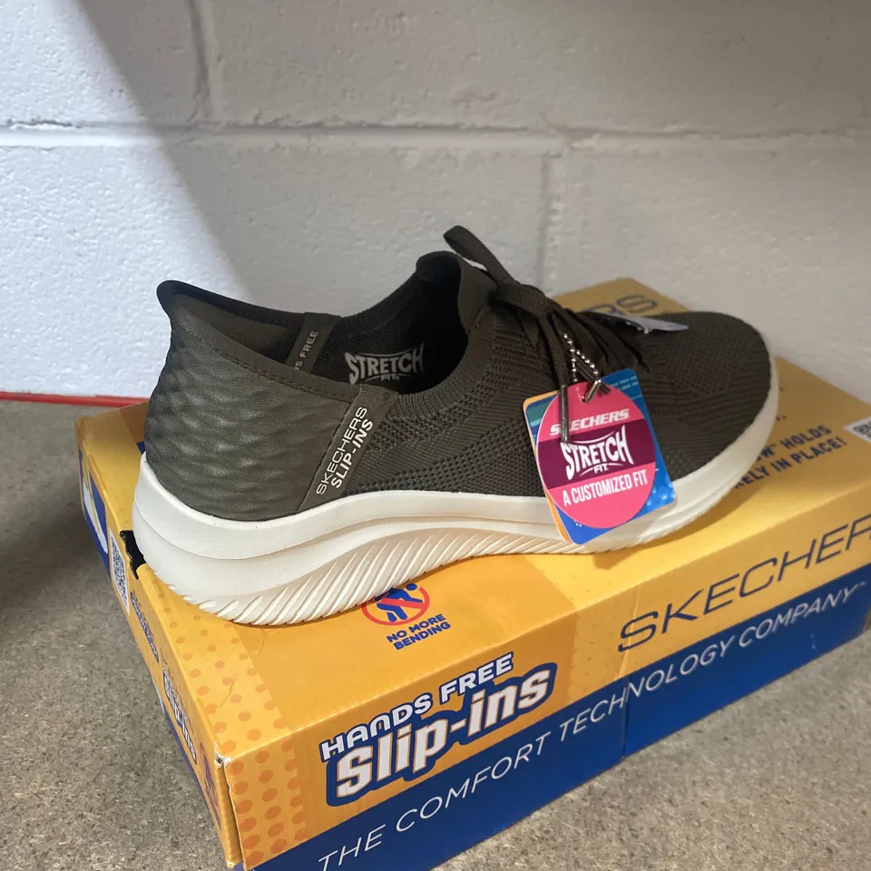 BOXED PAIR OF SKECHERS AIR-COOLED MEMORY FOAM TRAINERS SIZE 4