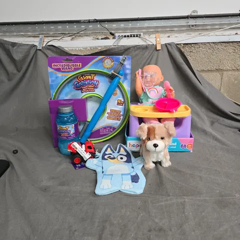 CAGE CONTAINING A LARGE QUANTITY OF KIDS TOYS AND GAMES TO INCLUDE INCREDIBUBBLE WAND, HAPELLO BABY AND BOOSTER SEAT DOLL, BLUEY GLOVE PUPPET, DYNAFORCE FRICTION TRUCK, WALKING/BARKING DOG TOY ETC