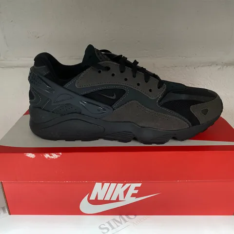 BOXED PAIR OF NIKE AIR HUARACHE RUNNER BLACK TRAINERS SIZE 7