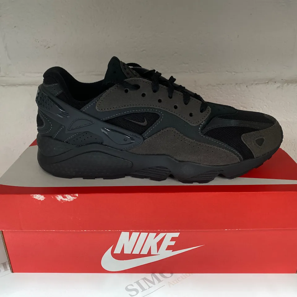 BOXED PAIR OF NIKE AIR HUARACHE RUNNER BLACK TRAINERS SIZE 7