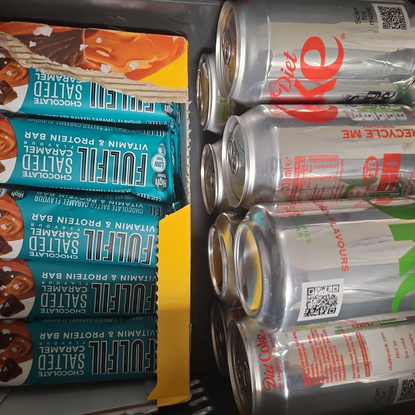 BOX OF APPROXIMATELY 15 ASSORTED FOOD AND DRINK ITEMS TO INCLUDE DIET COKE, IRN BRU XTRA, ETC