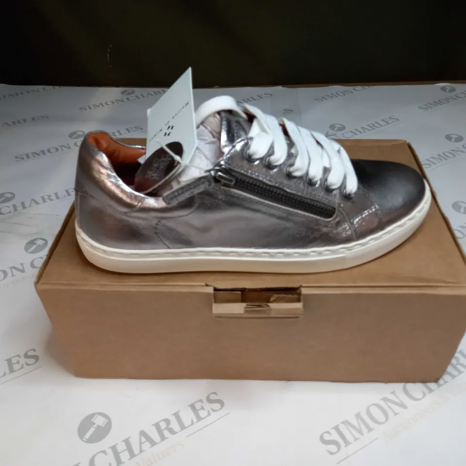 BOXED PAIR OF MAISON DE NIMES LEATHER ZIP SIDE TRAINERS IN PEWTER - SIZE 5 