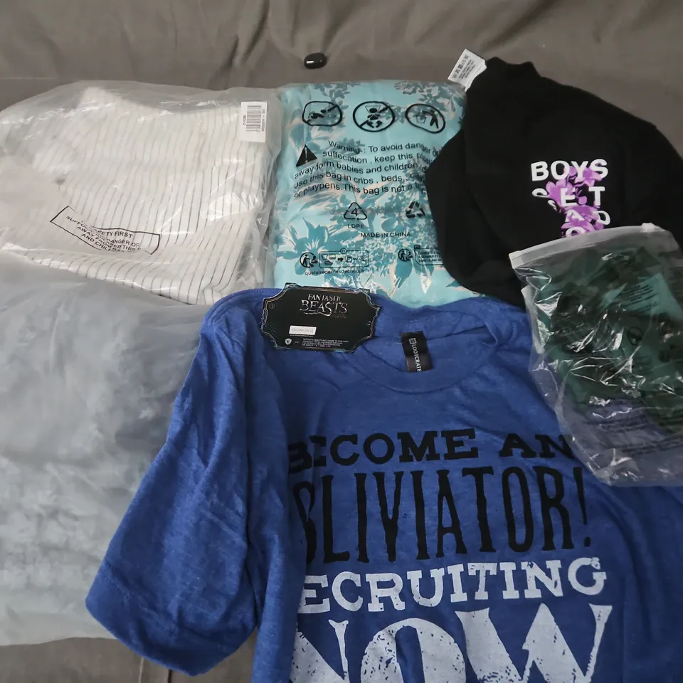 APPROXIMATELY 35 ASSORTED CLOTHING ITEMS IN VARIOUS SIZES, STYLES & COLOURS TO INCLUDE T-SHIRTS, TROUSERS, HOODIE, ETC - COLLECTION ONLY
