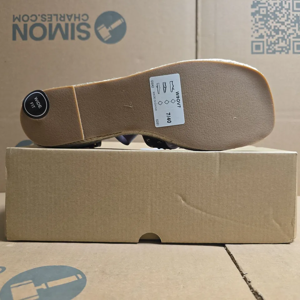 BOXED PAIR OF V BY VERY OPEN TOE WEDGE SANDALS IN BURGUNDY W. GOLD TONE STUDS SIZE 7
