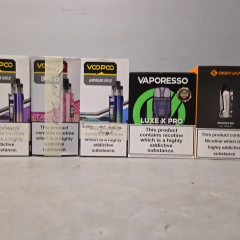 BOX OF APPROXIMATELY 15 ASSORTED E-CIGARETTES TO INCLUDE - VOOPOO , VAPORESSO , GEEK VAPE 