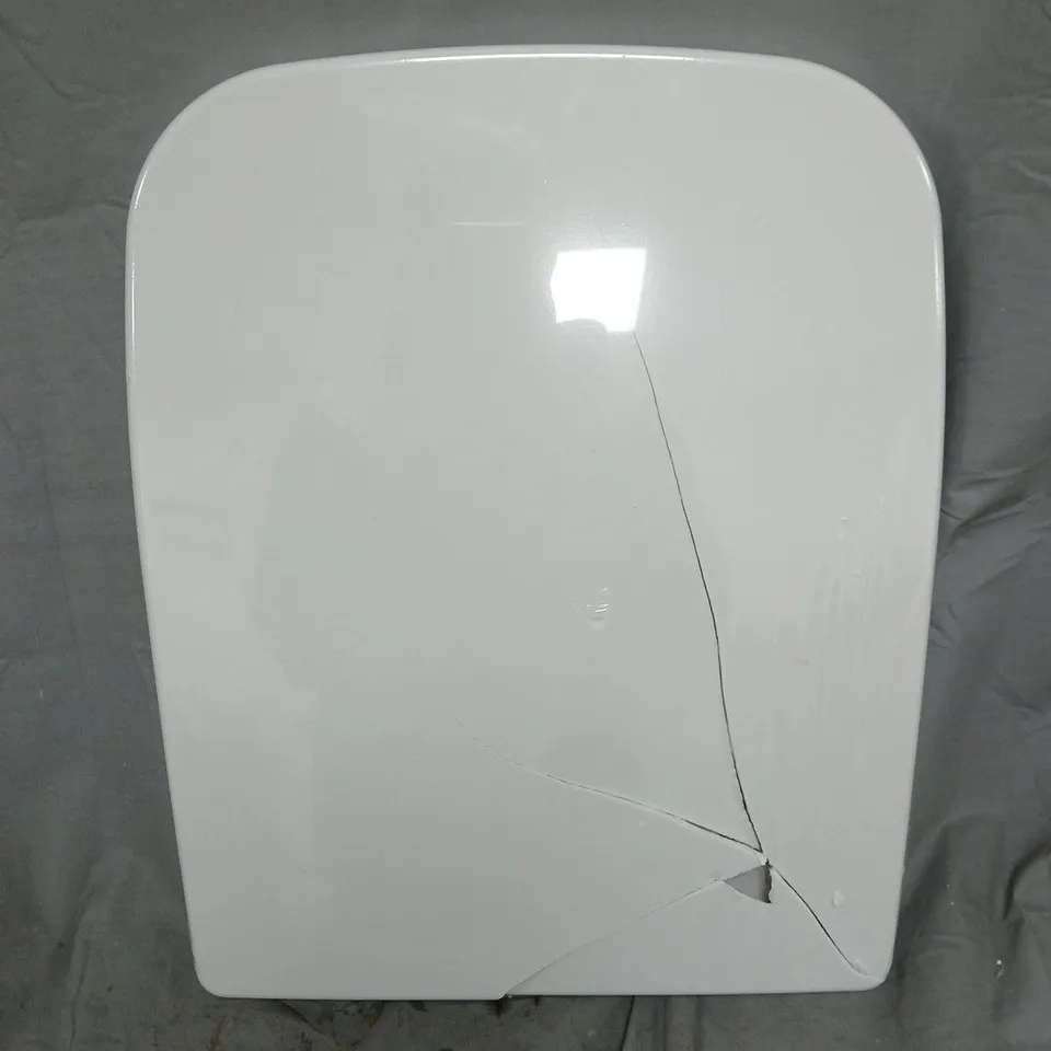 BOXED BULMFELDT TOILET SEAT IN WHITE (CRACKED)
