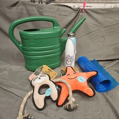 BOX OF APPROXIMATELY 12 ASSORTED HOUSEHOLD ITEMS TO INCLUDE - WATERING CAN - WATER BOTTLE - PIPING BAGS - ETC