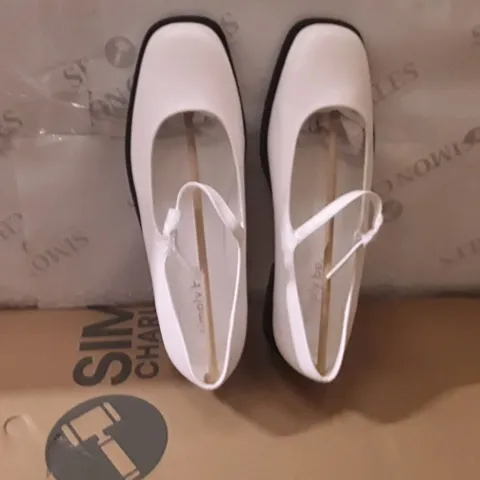 BOXED BRAND NEW SIMPLY BE BROOKE EX WIDE SHOES SIZE 8 ECRU COLOUR APPROXIMATELY 9 PAIRS