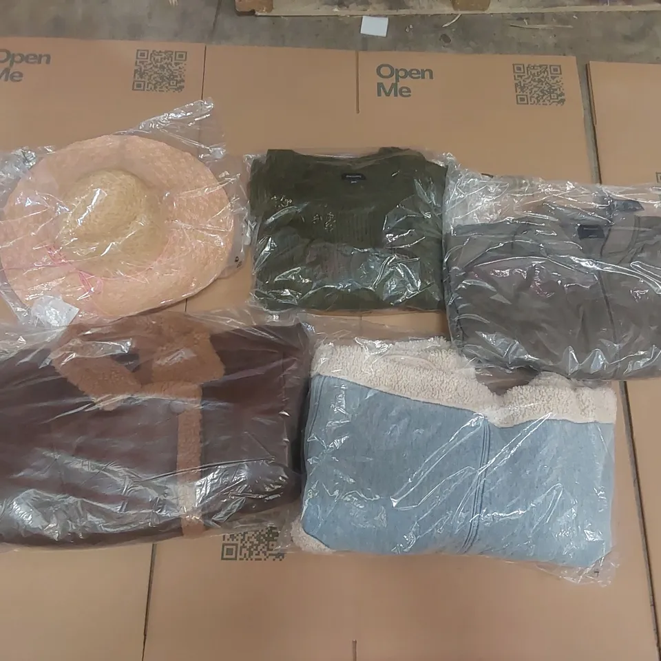 PALLET CONTAINING APPROXIMATELY 100x BRAND NEW ASSORTED DESIGNER CLOTHING ITEMS INCLUDING: JD WILLIAMS JACKETS, SIMPLY BE JACKETS, JD WILLIAMS HAT ECT