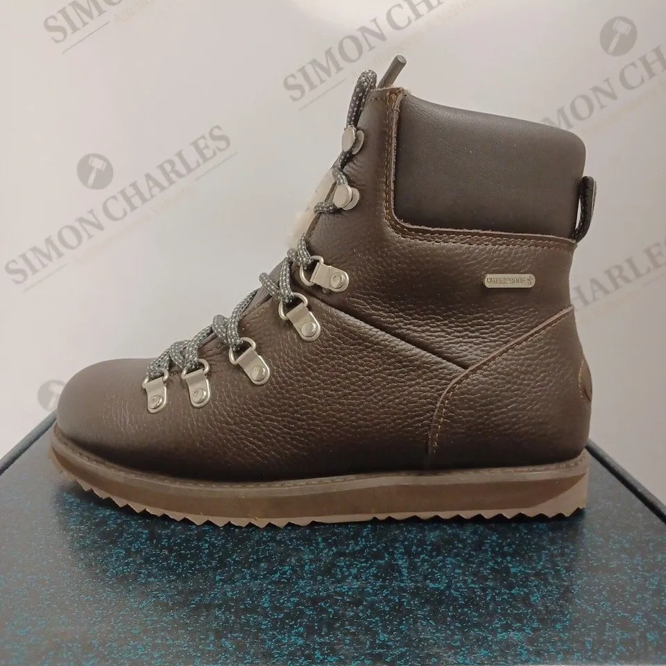 BOXED EMU LARAWAG LEATHER BOOTS, ESPRESSO - SIZE 6 