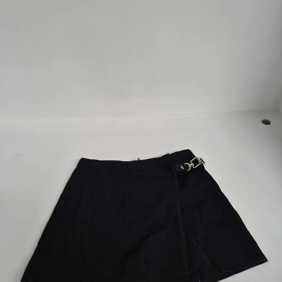 CIDER WOMEN'S BLACK SHORTS – SIZE M, SIDE BUCKLE DETAIL