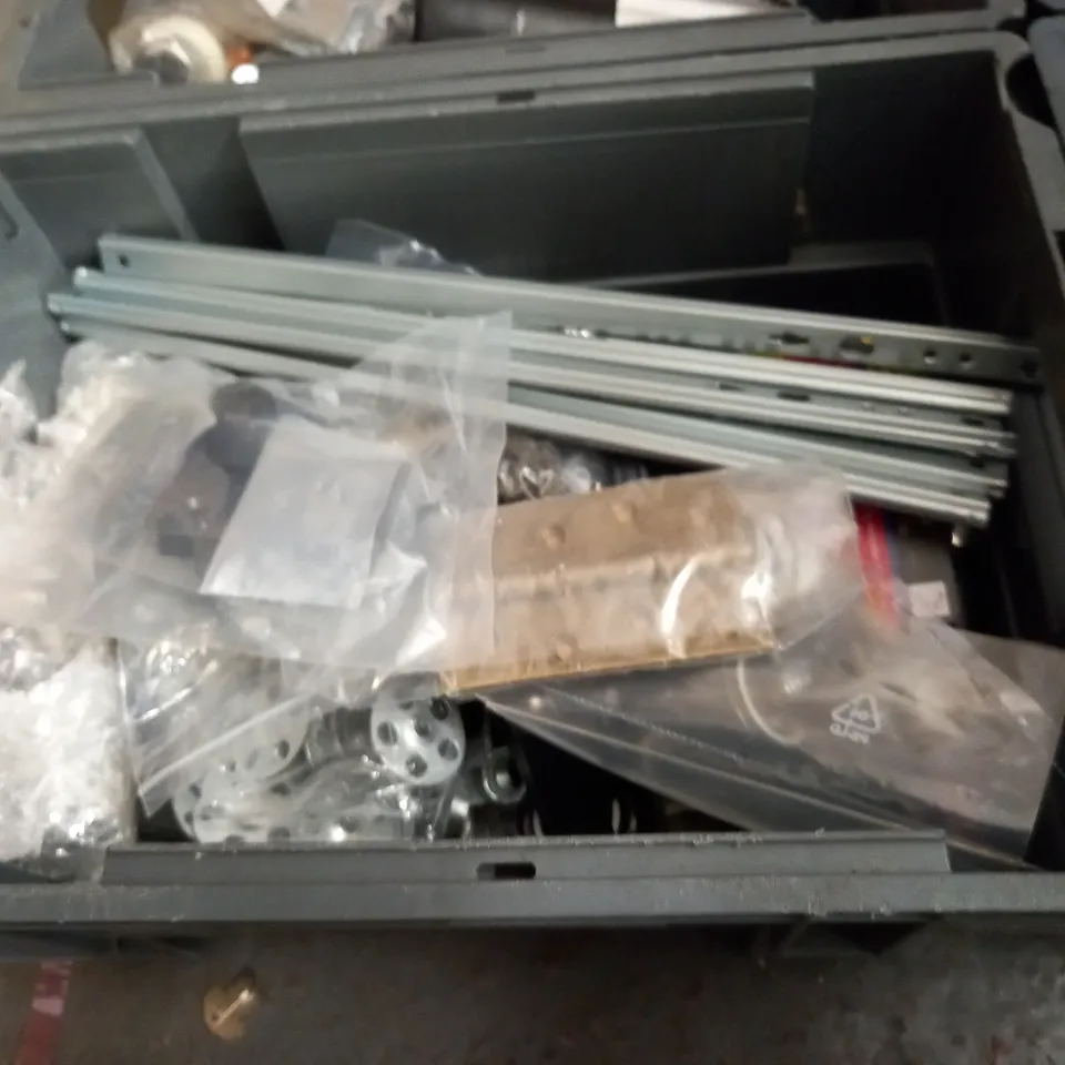 LARGE QUANTITY OF ASSORTED FITTING AND FIXTURE ITEMS - COLLECTION ONLY