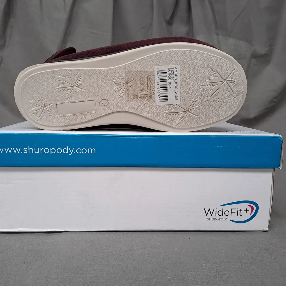 BOXED PAIR OF SHUROPODY WIDEFIT+ SLIPPERS IN BURGUNDY UK SIZE 3