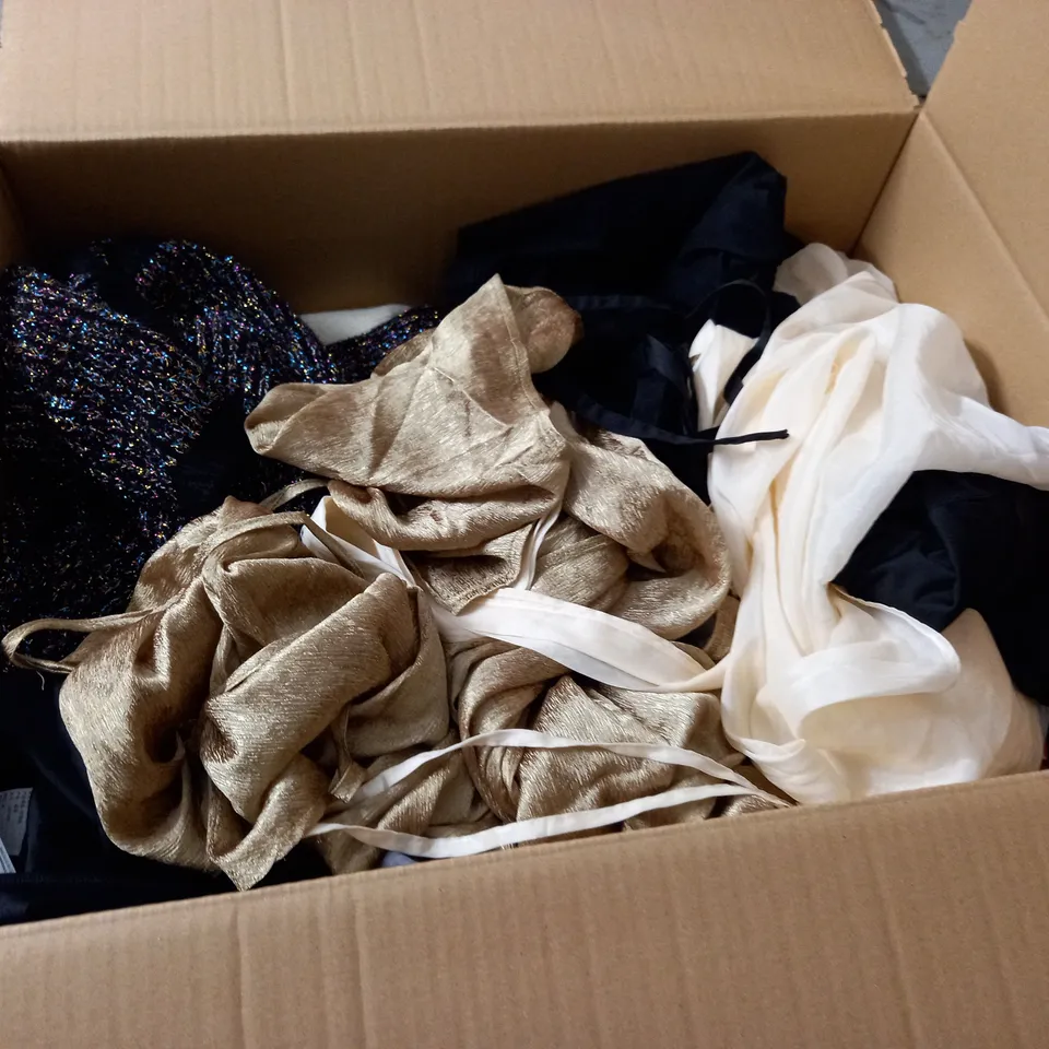 LARGE QUANTITY OF ASSORTED CLOTHING ITEMS TO INCLUDE H&M, ZARA AND MANTARAY