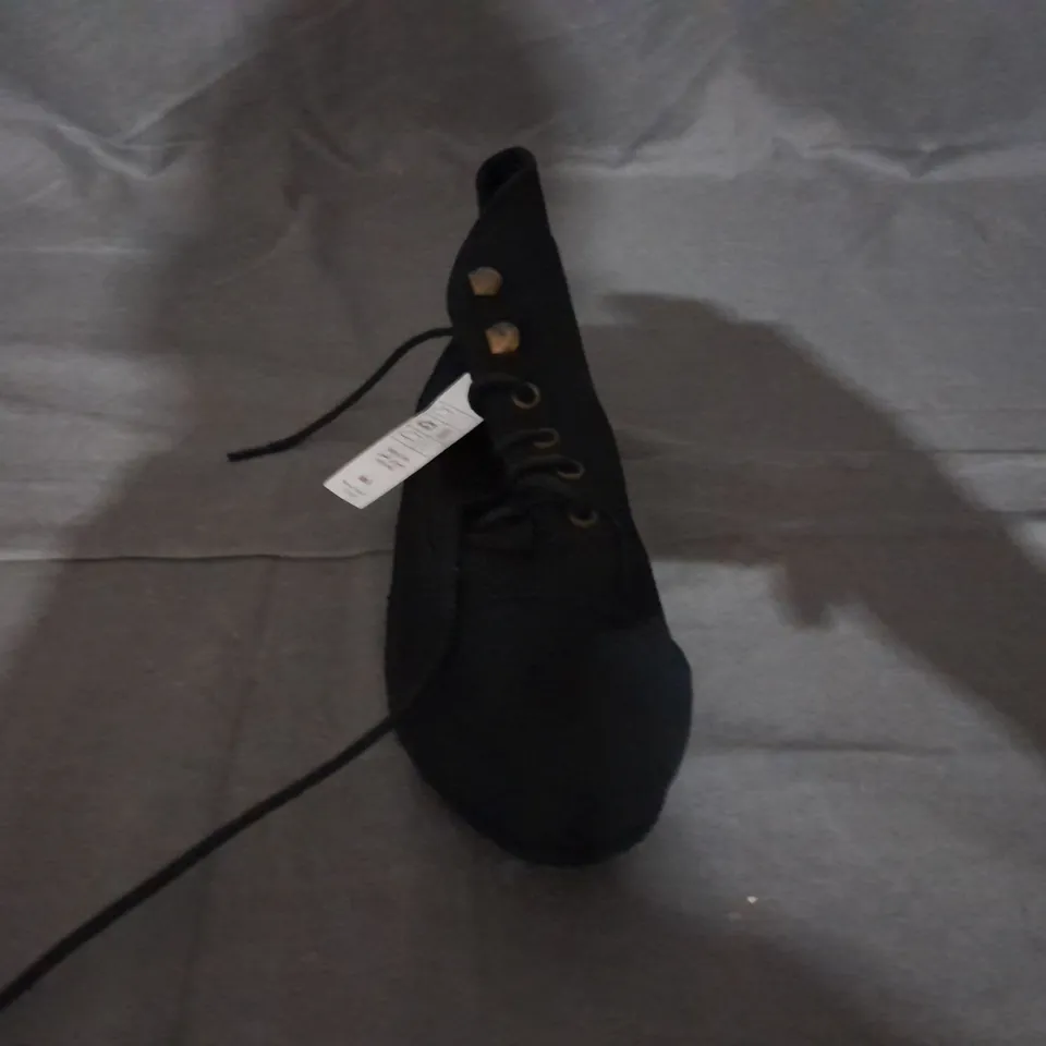 APPROXIMATELY 10 PAIRS OF LACE UP FLAT ANKLE SHOES SIZE 3