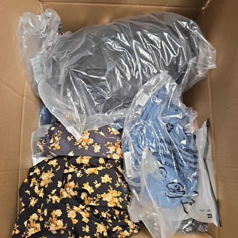 APPROXIMATELY 30 ASSORTED CLOTHING ITEMS IN VARIOUS SIZES, STYLES & COLOURS - COLLECTION ONLY