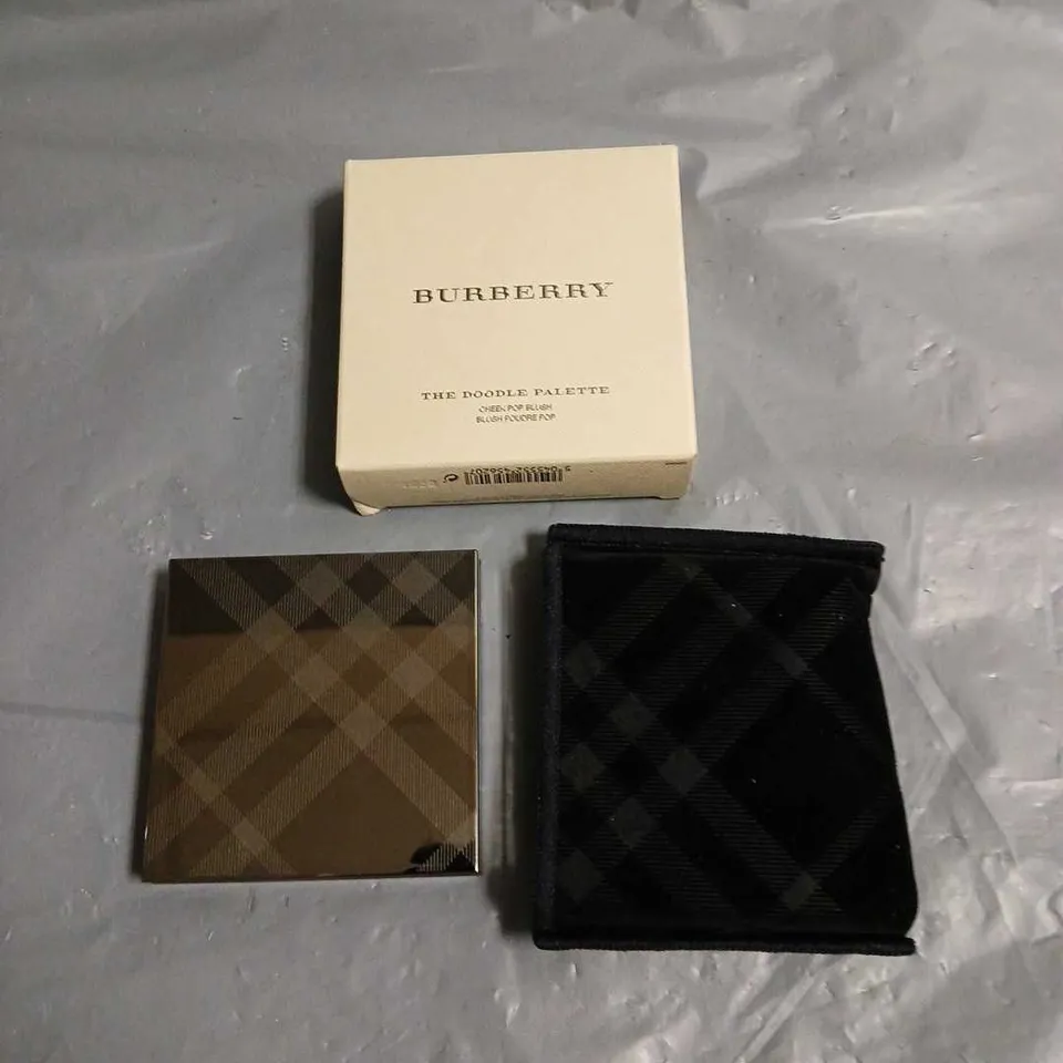 BOXED BURBERRY THE DOODLE PALETTE CHEEK POP BLUSH IN BRIGHT PINK 