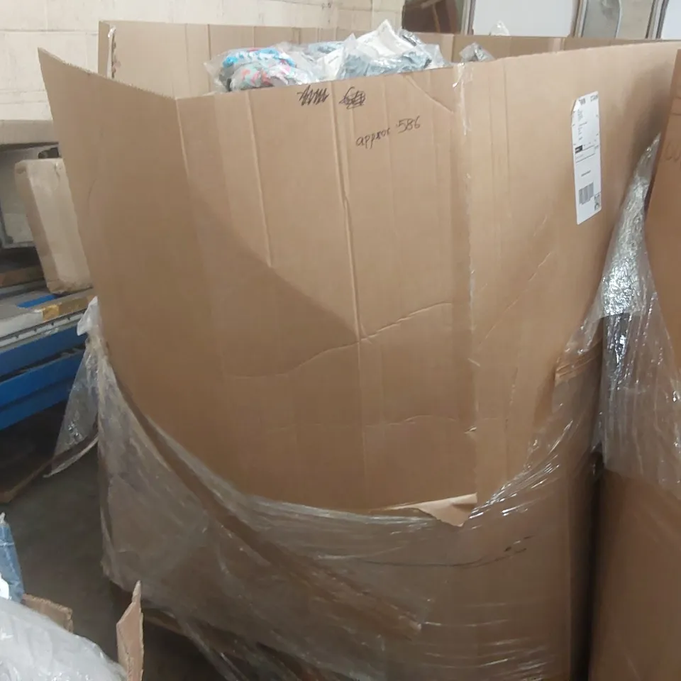 PALLET CONTAINING APPROXIMATELY 550x BRAND NEW ASSORTED DESIGNER CLOTHING ITEMS INCLUDING: JULIPA TOP, BATHING SUITS, SIMPLY BE TOP ECT