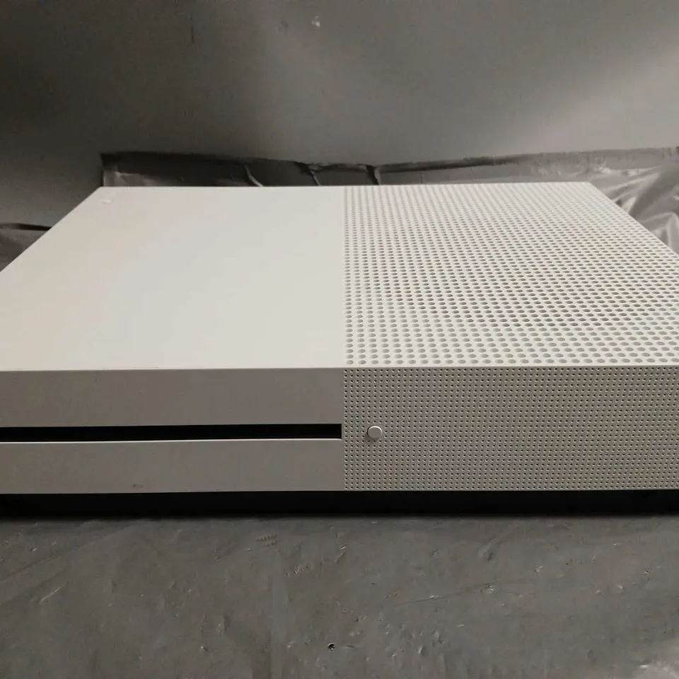 XBOX ONE S IN WHITE MODLE 1681