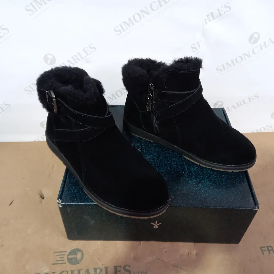BOXED PAIR OF EMU AUSTRALIA BLACK BOOTS- SIZE 8