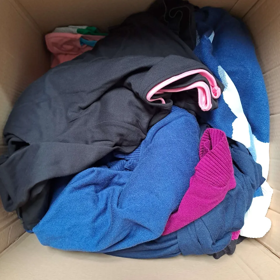 BOX OF APPROX 15 ASSORTED CLOTHING ITEMS TO INCLUDE - JUMPERS, CARDIGAN, JACKET ETC