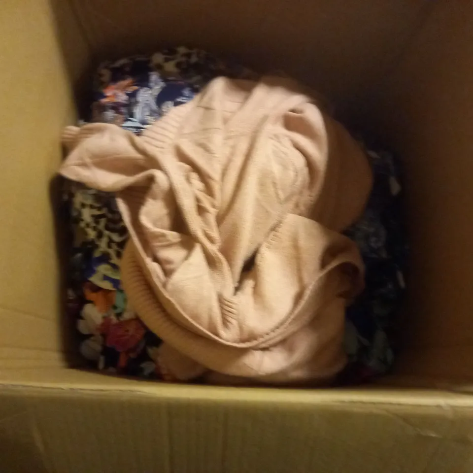 LOT OF APPROX 35 ASSORTED WOMENS DRESSES AND JUMPERS