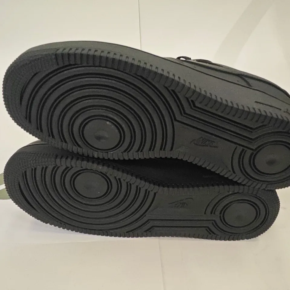 NIKE AIR FORCE 1 TRAINERS IN BLACK - UK 7
