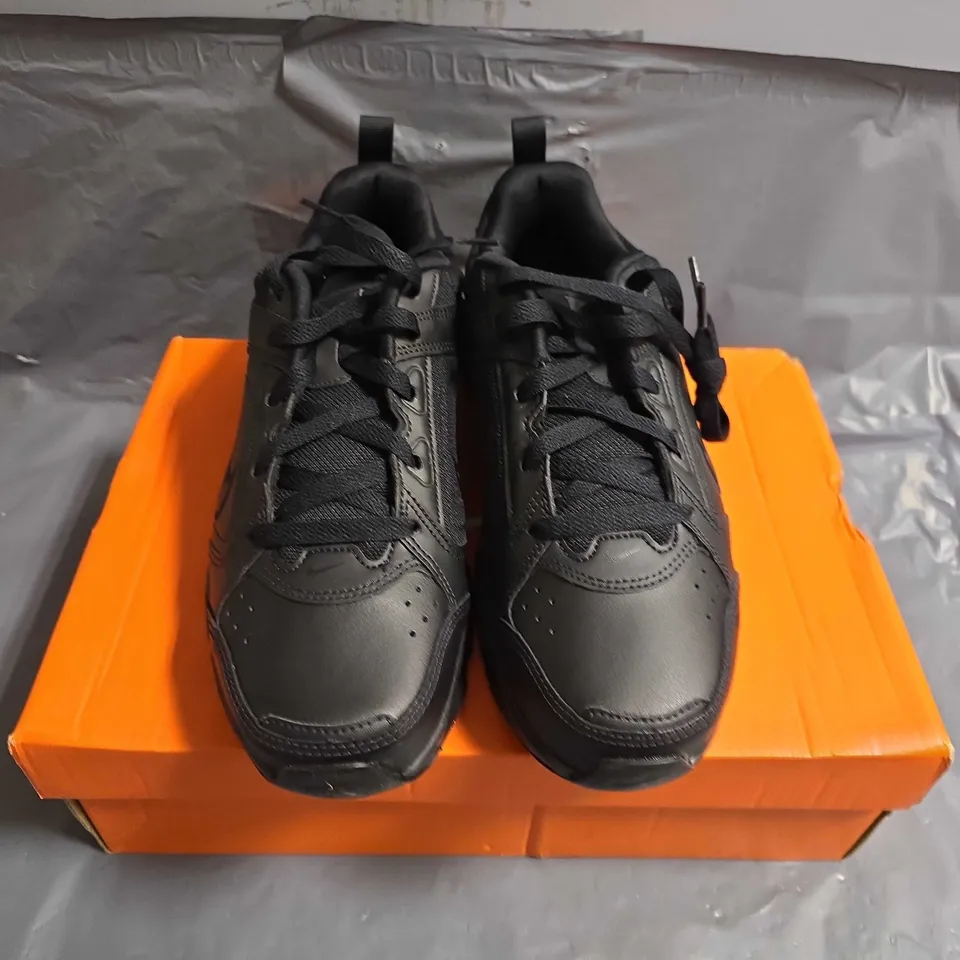 BOXED PAIR OF NIKE DEFYALLDAY TRAINERS - UK SIZE 7