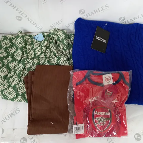 APPROXIMATELY 20 ASSORTED CLOTHING ITEMS TO INCLUDE ARSENAL FOOTBALL CLUB BABY PYJAMAS, BLUE VANILLA LONG SKIRT SIZE M