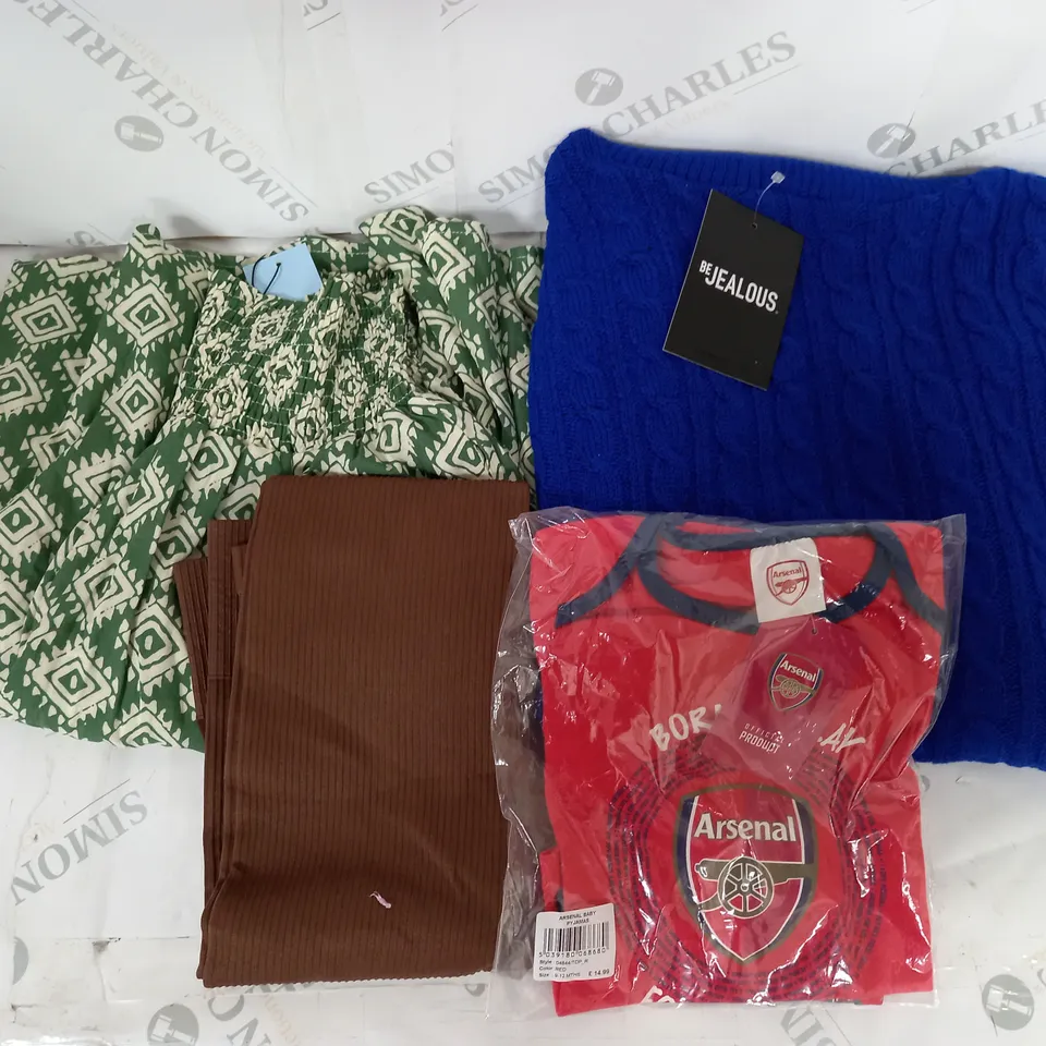 APPROXIMATELY 20 ASSORTED CLOTHING ITEMS TO INCLUDE ARSENAL FOOTBALL CLUB BABY PYJAMAS, BLUE VANILLA LONG SKIRT SIZE M