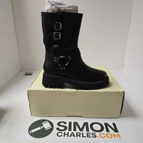 BOXED PAIR OF OFF THE HOOK LONDON LOXLEY BOOTS IN BLACK - UK 7