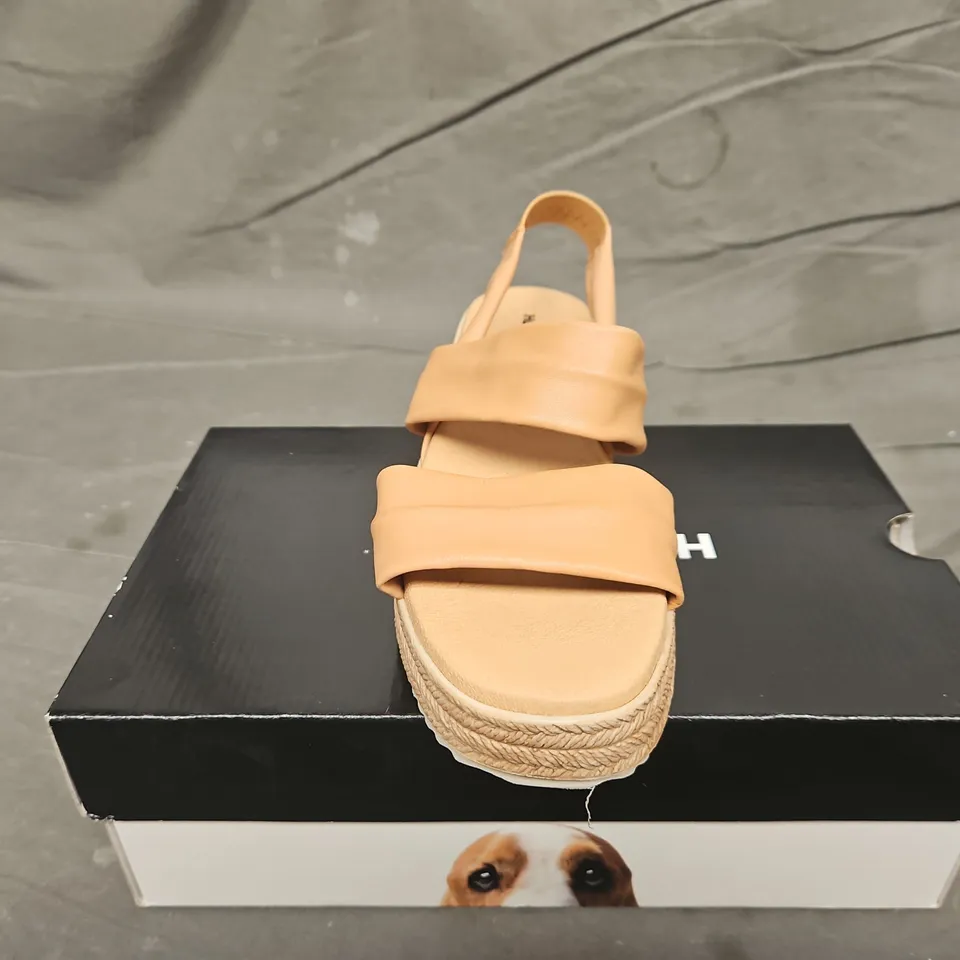 BOXED PAIR OF HUSH PUPPIES WOMENS TAN SANDALS  -UK SIZE 6