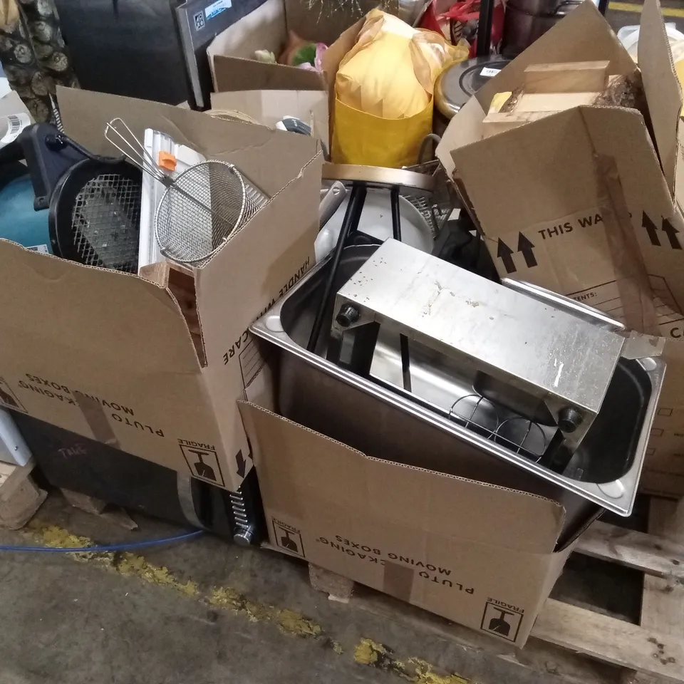 PALLET OF ASSORTED CATERING SUPPLIES AND RESTERAUNT DECOR ITEMS