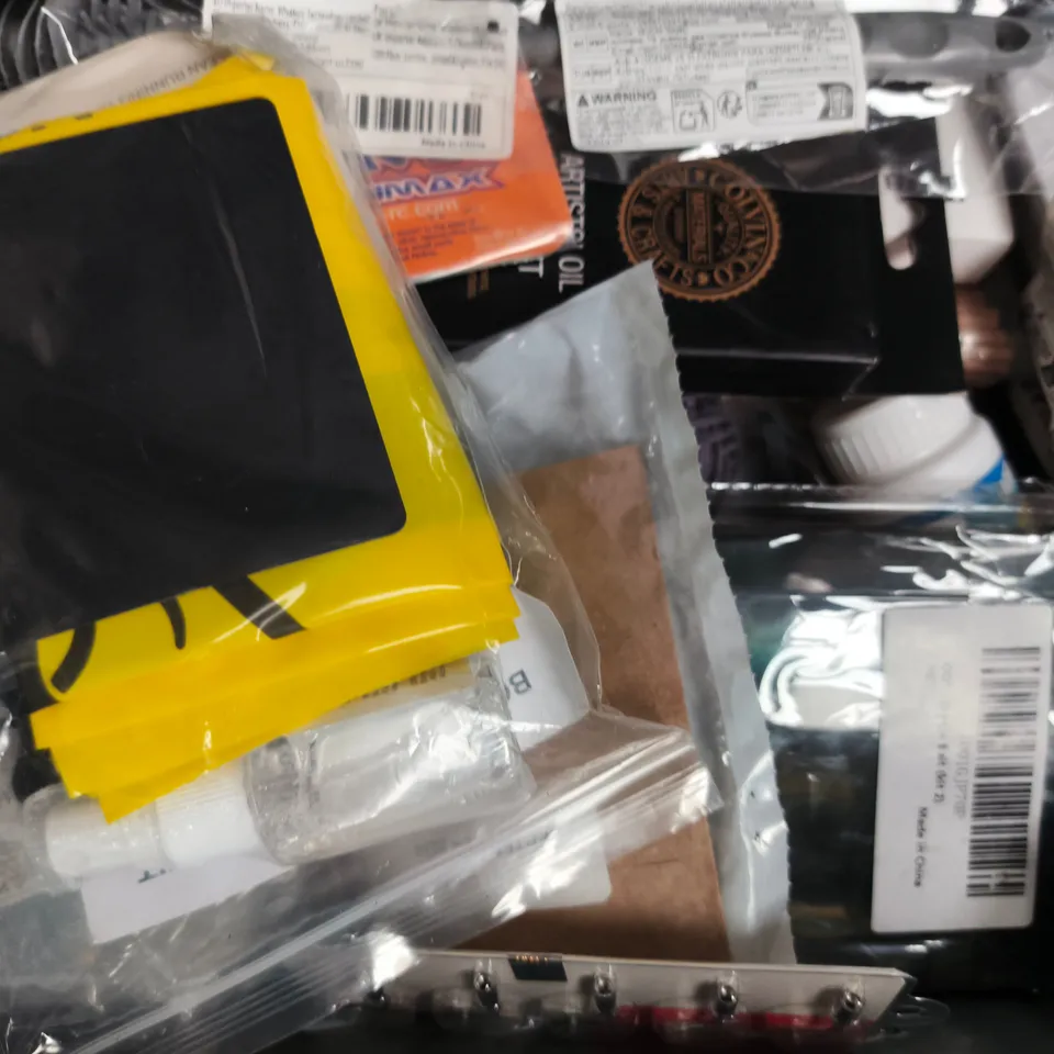 APPROXIMATELY 10 ASSORTED HOUSEHOLD ITEMS TO INCLUDE PEN SET, ETC