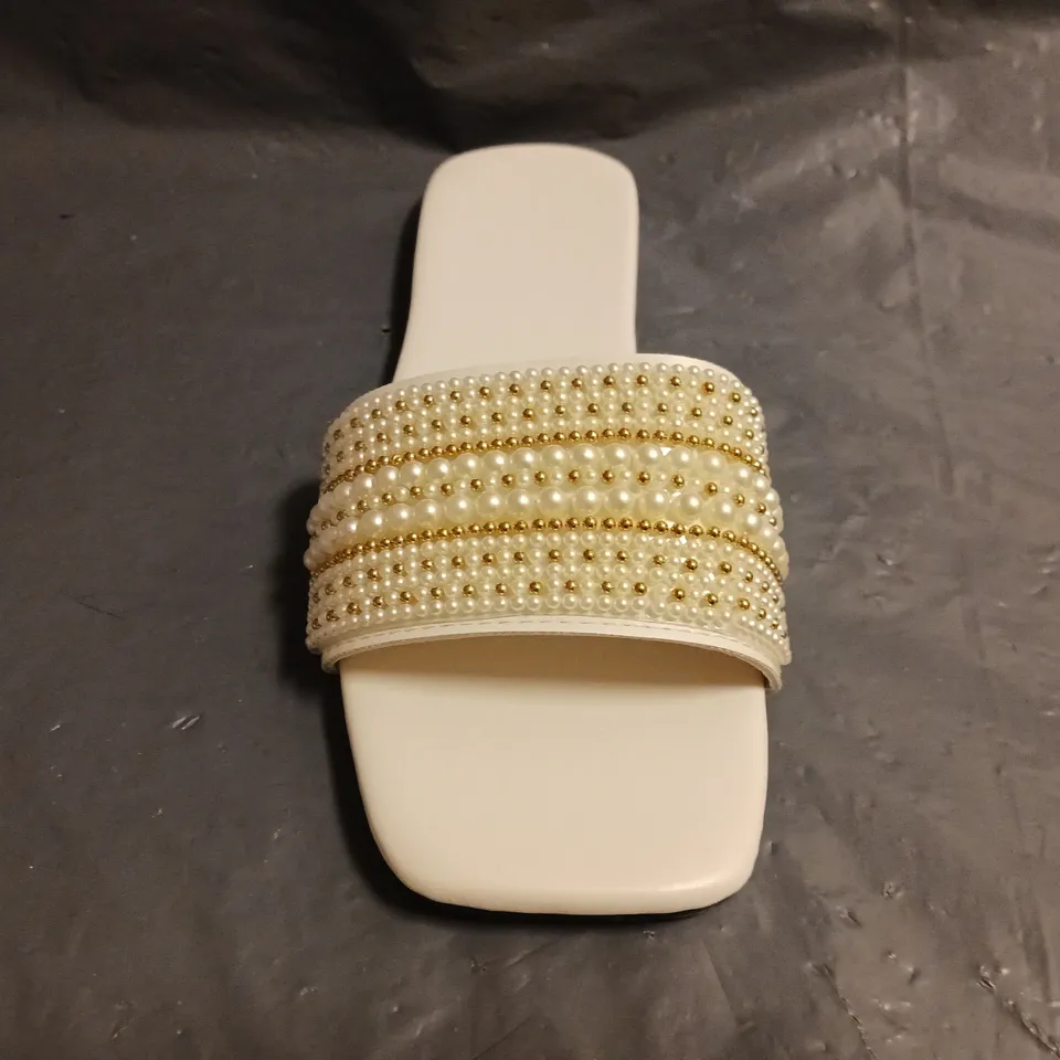 BOXED PAIR OF UNBRANDED SLIDERS IN CREAM SIZE EU 39