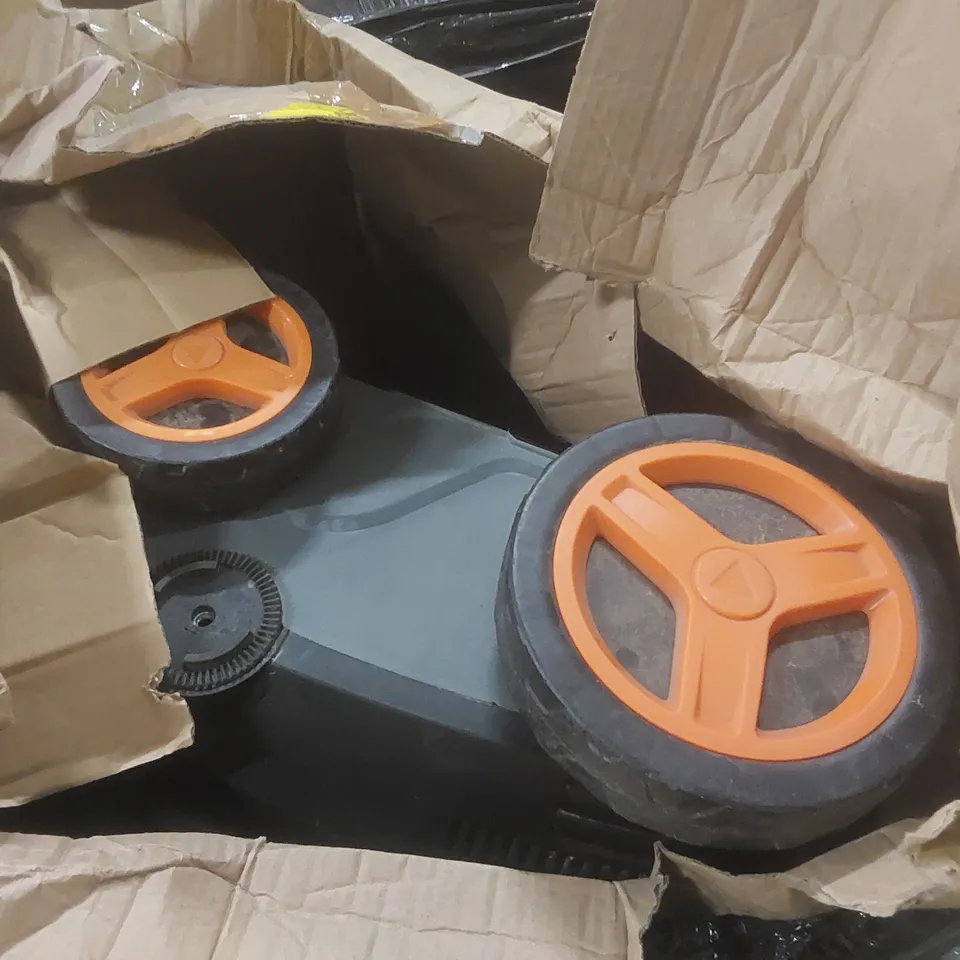 PALLET CONTAINING A VERY LARGE QUANTITY OF ASSORTED ITEMS INCLUDING: GARDEN TOOLS, FURNITURE PARTS ECT