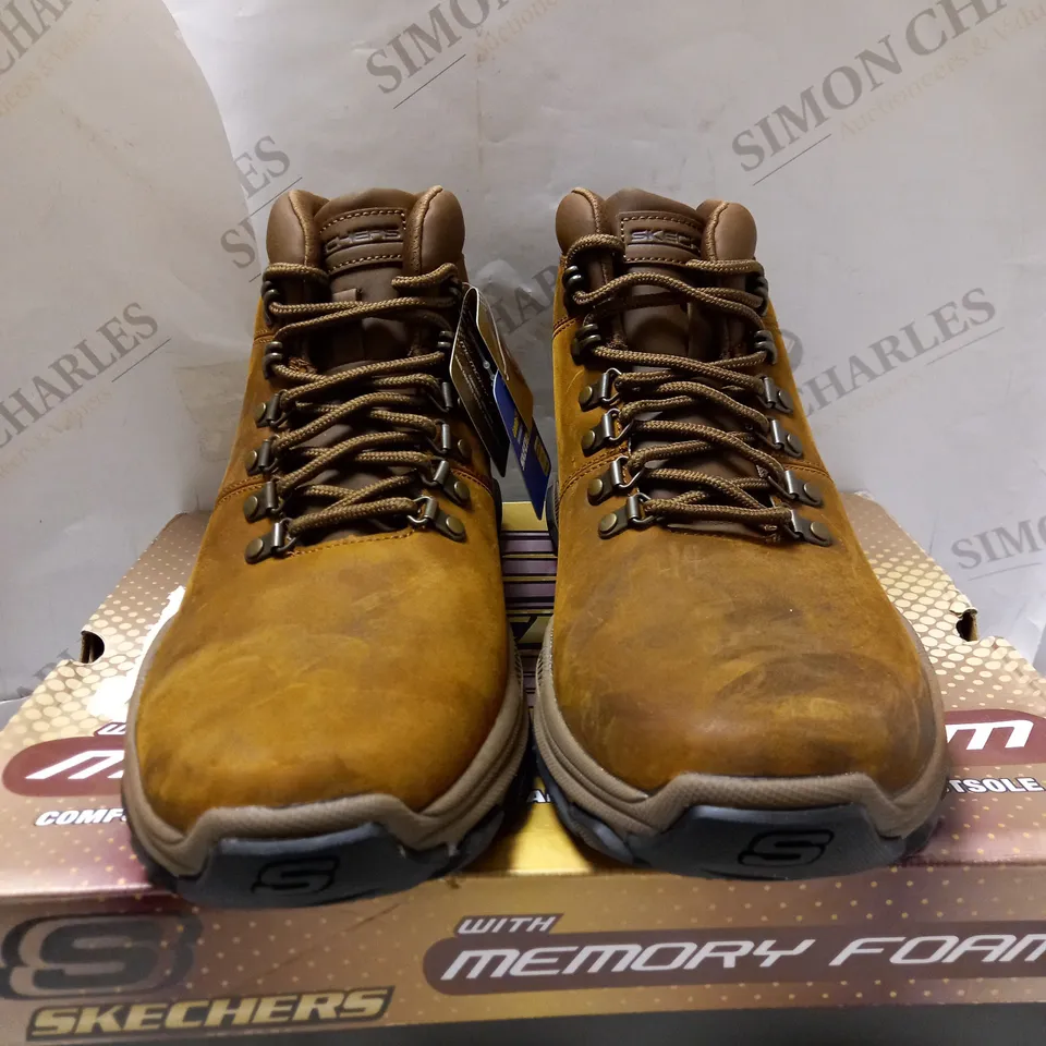 SKECHERS MEN'S DARK BROWN LACE UP BOOTS - SIZE 10