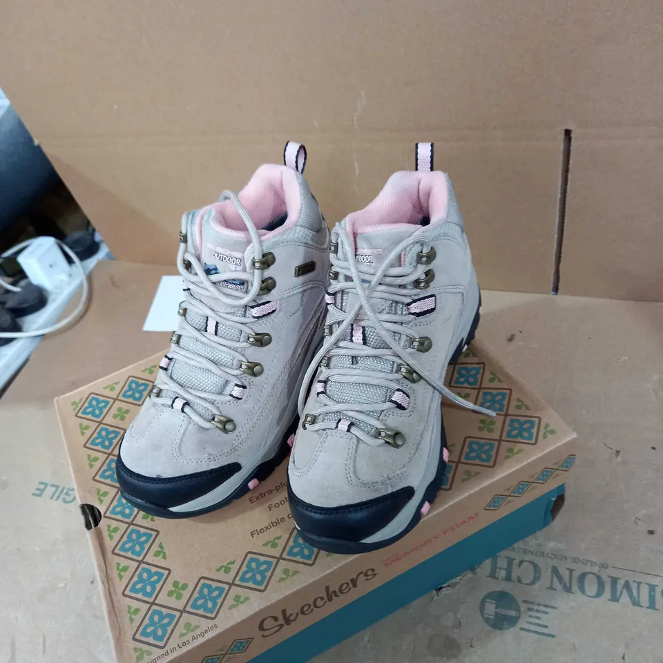SKETCHERS MEMORY FOAM WATERPROOF  BOOTS SIZE 3