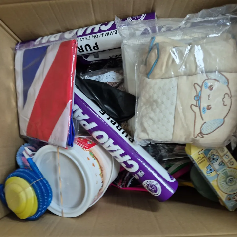 APPROXIMATELY 20 ASSORTED TOYS & GAMES TO INCLUDE MINECRAFT MAGNETIC BUILDING CUBES, TRIDEER EXERCISE BALL, BADMINTON SHUTTLECOCKS, ETC