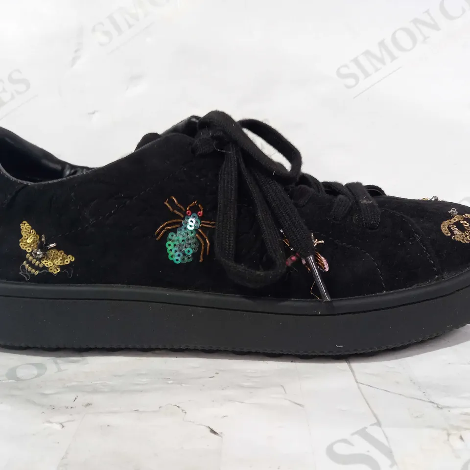 PAIR OF JUICY COUTURE SHOES IN BLACK W. SEQUIN DESIGNS UK SIZE 6