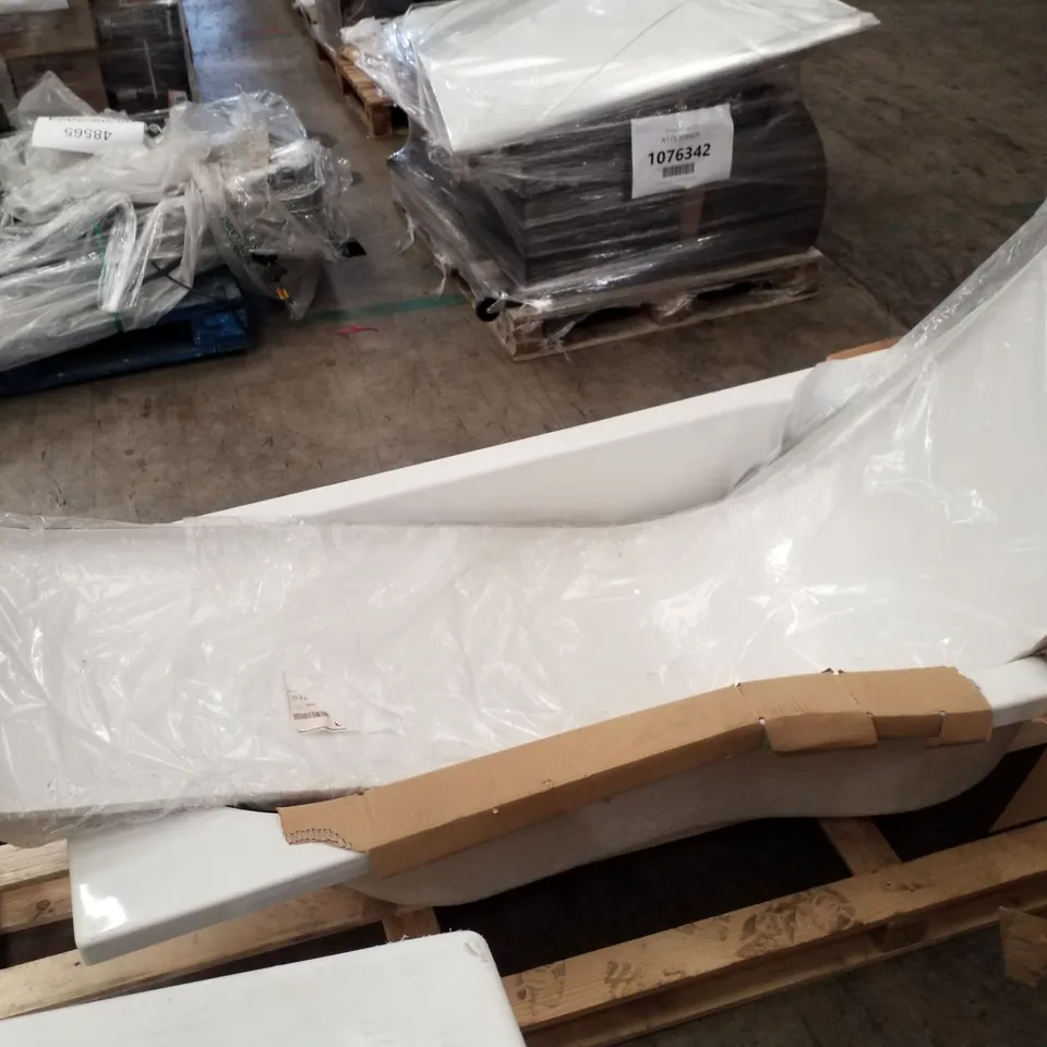 PALLET CONTAINING BATH TUB & SIDE PANELS