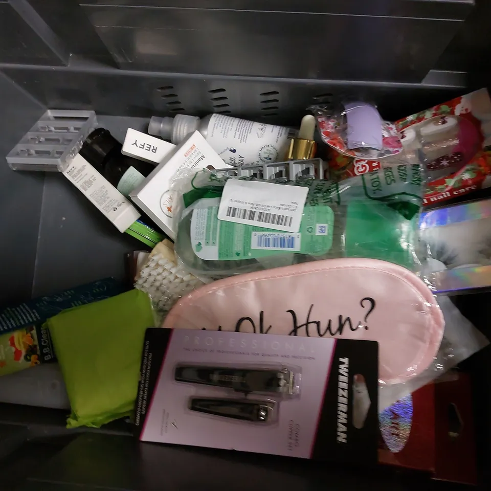 BOX OF APPROX 15 COSMETIC ITEMS TO INCLUDE CHAMPNEYS WEEKEND TREATS SET. LUMIN CHARCOAL FACE SCRUB, LOREAL FINE FLOWERS MILK