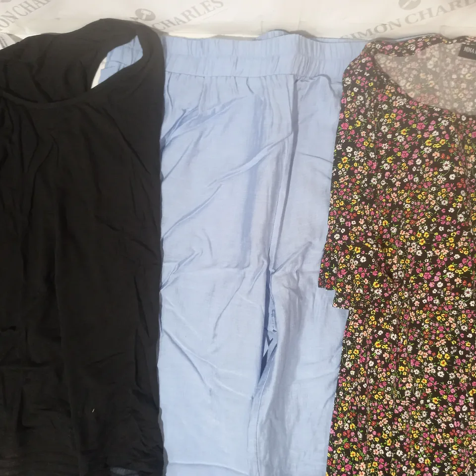 BOX OF APPROXIMATELY 15 ASSORTED CLOTHING AND FASHION ITEMS IN VARIOUS STYLES AND SIZES TO INCLUDE NINA LEONARD, FRANK USHER, WYNNE LAYERS, ETC